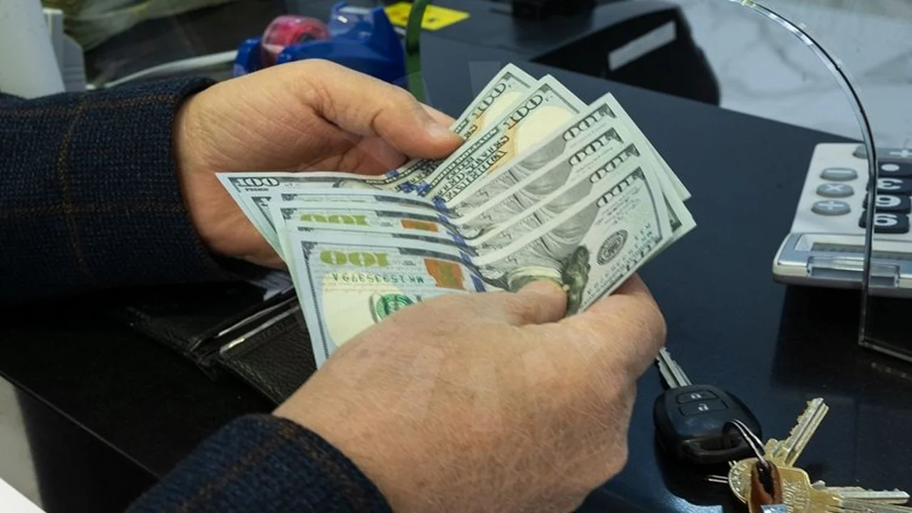 تراجع غير مسبوق لأسعار الدولار في العراق